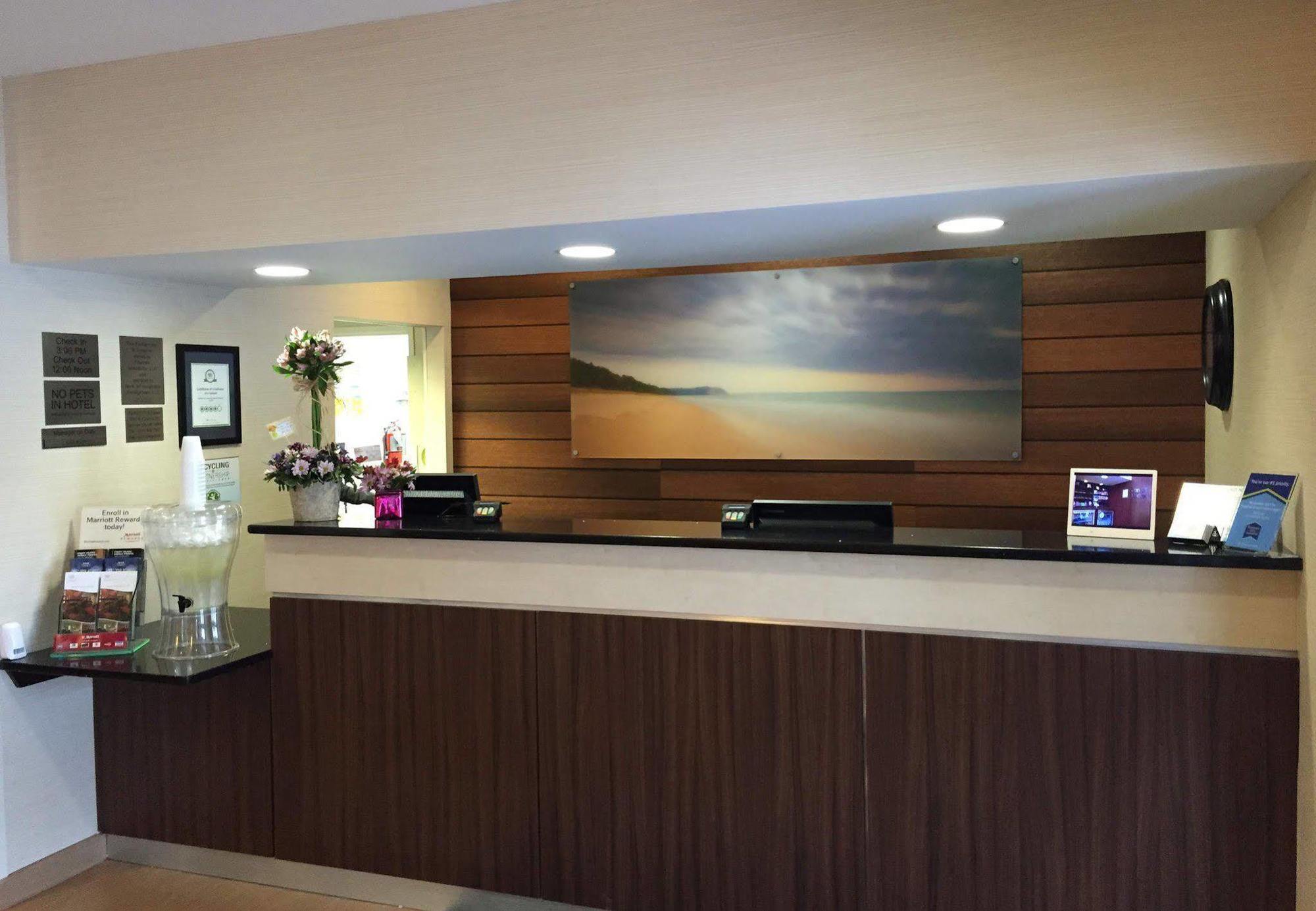 Fairfield Inn & Suites Траверс-Сити Экстерьер фото